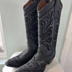 Unbelievably Priced Stylin’ Embroidered Black Boots