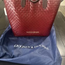 - 💯 Authentic Dooney & Bourke-
