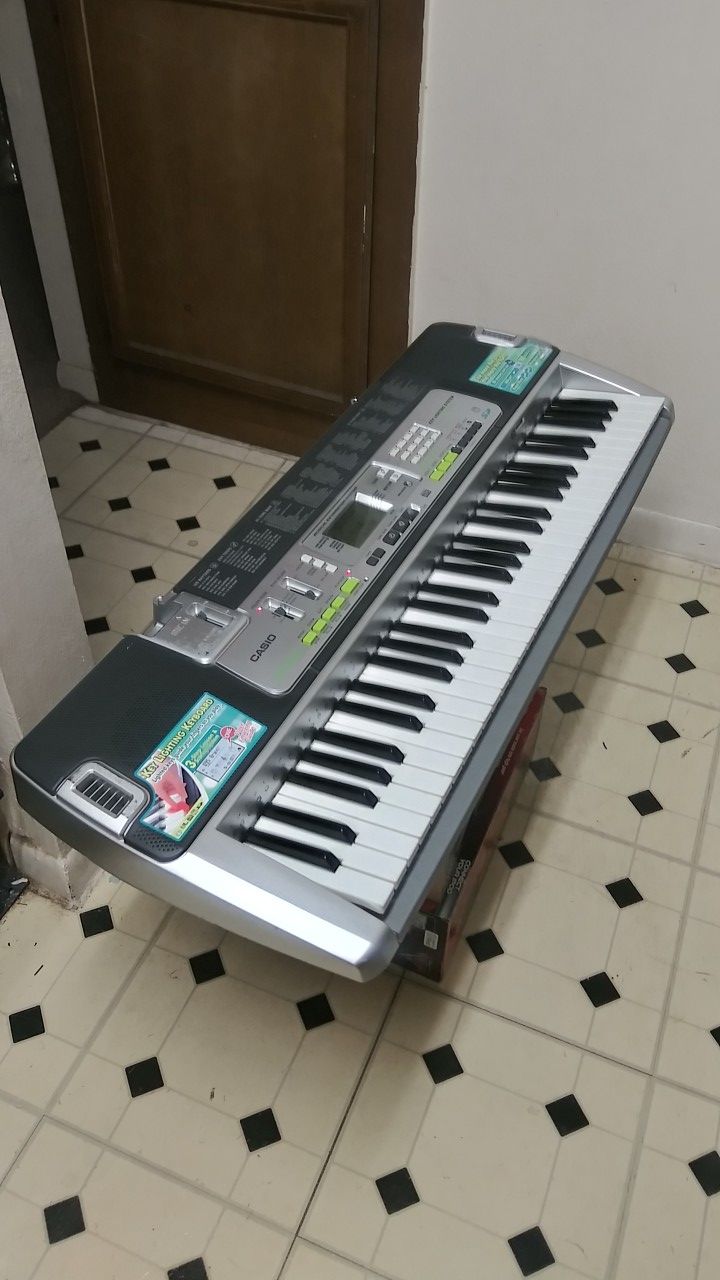 61 KEY CASIO PIANO KEYBOARD. LK 200S. WITH SD CARD SLOT FOR RECORDING. IN EXCELLENT WORKING CONDITION. MISSING THE ADAPTER CORD