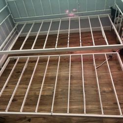 Day Bed with Bottom Trundle 