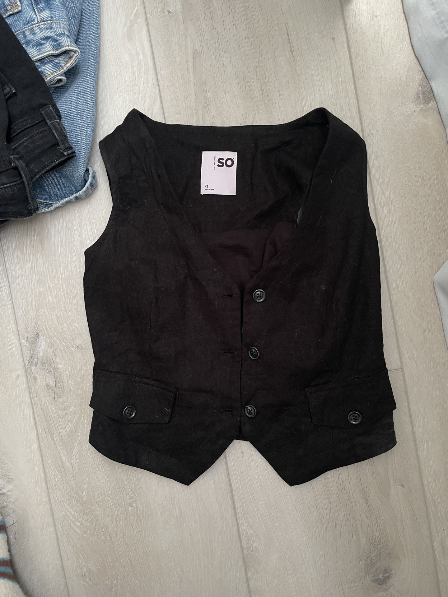 super cute black vest top