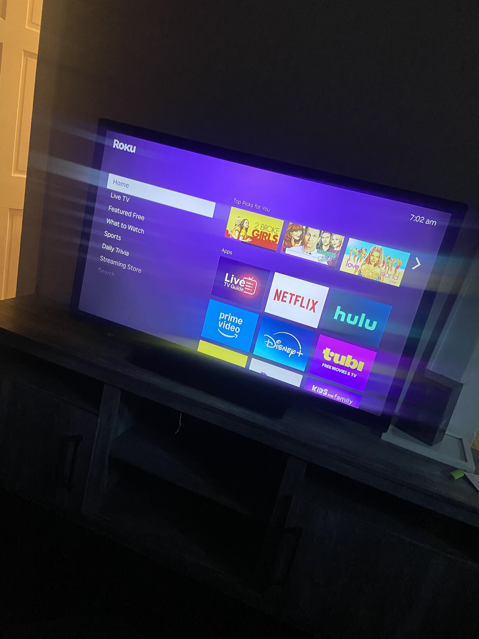 50 Inch Emerson Tv Wit Roku Box And Remote 