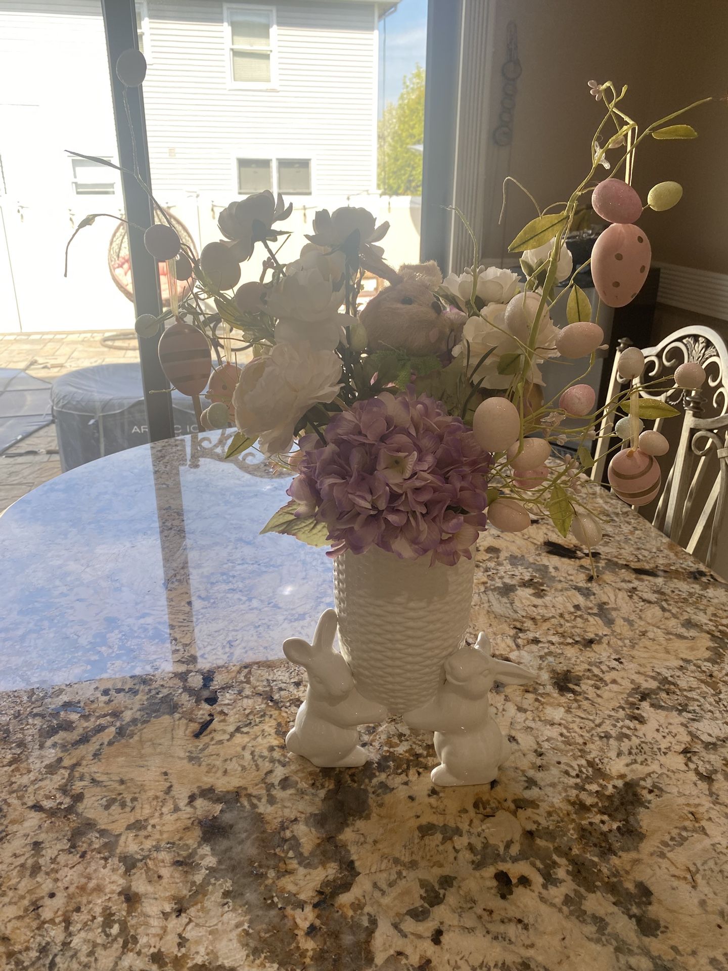 Nice Vase (william Sonoma)with Flowers And Eggs