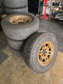 17" METHOD rims w/ 32" Falken Wildpeak AT4 tires