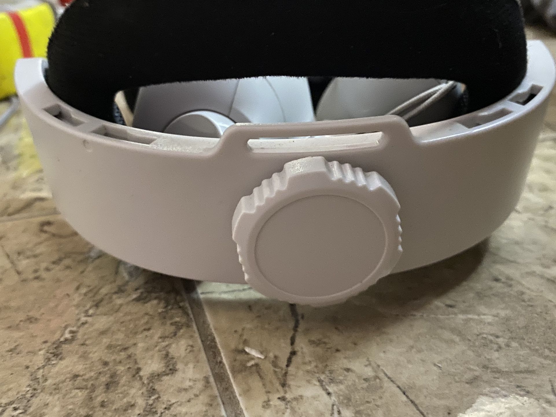OCULUS QUEST 2 (USED BUT WORKS LIKE NEW)