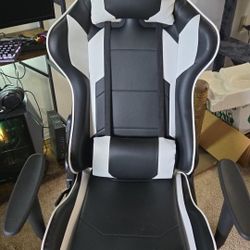 GAMING CHAIR LIKE NEW!! 