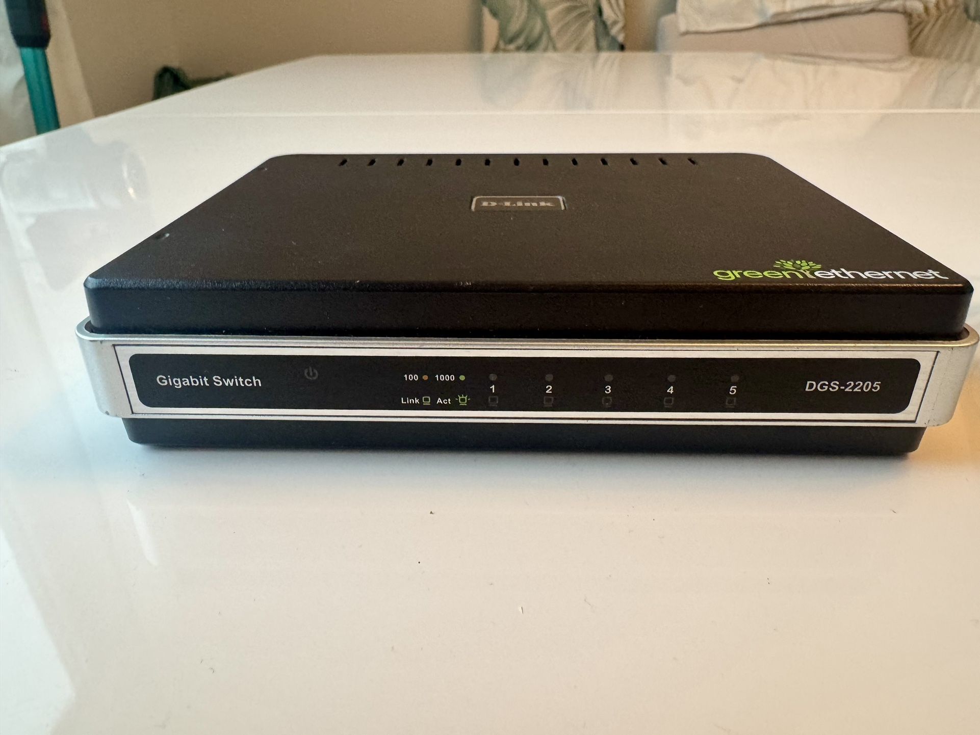 D-Link DGS-2205 Unmanaged 5-Port Green Technology Desktop Switch