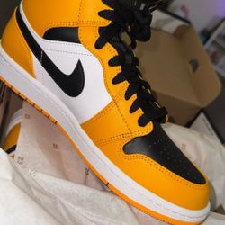 Jordan 1 Mid "Reverse Yellow Toe"