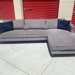 FREE DELIVERY BEAUTIFUL LIVING SPACES SECTIONAL COUCH