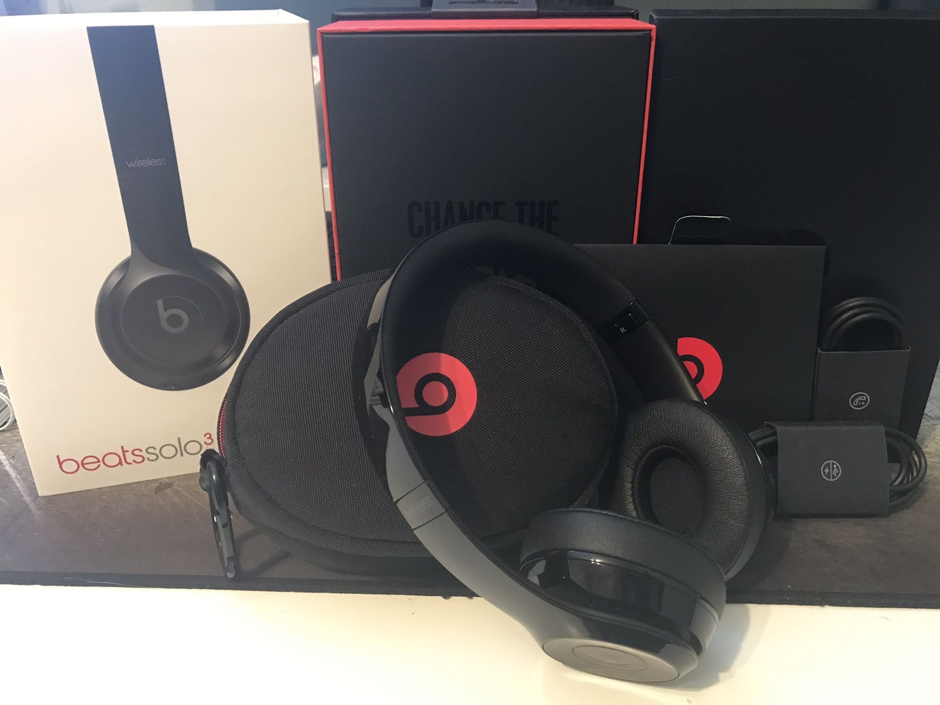 Beats solo 3 wireless (black) - barely used