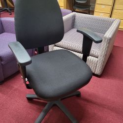 VERY NICE LIKE NEW HIGH QUALITY CHAIR AWESOME FOR HOME OR WORK (HOME22)

