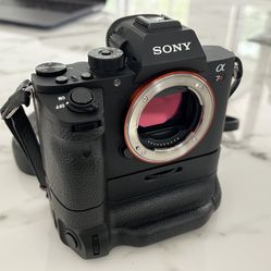 !!!Sony Camera W/ Lenses & Gear!!!