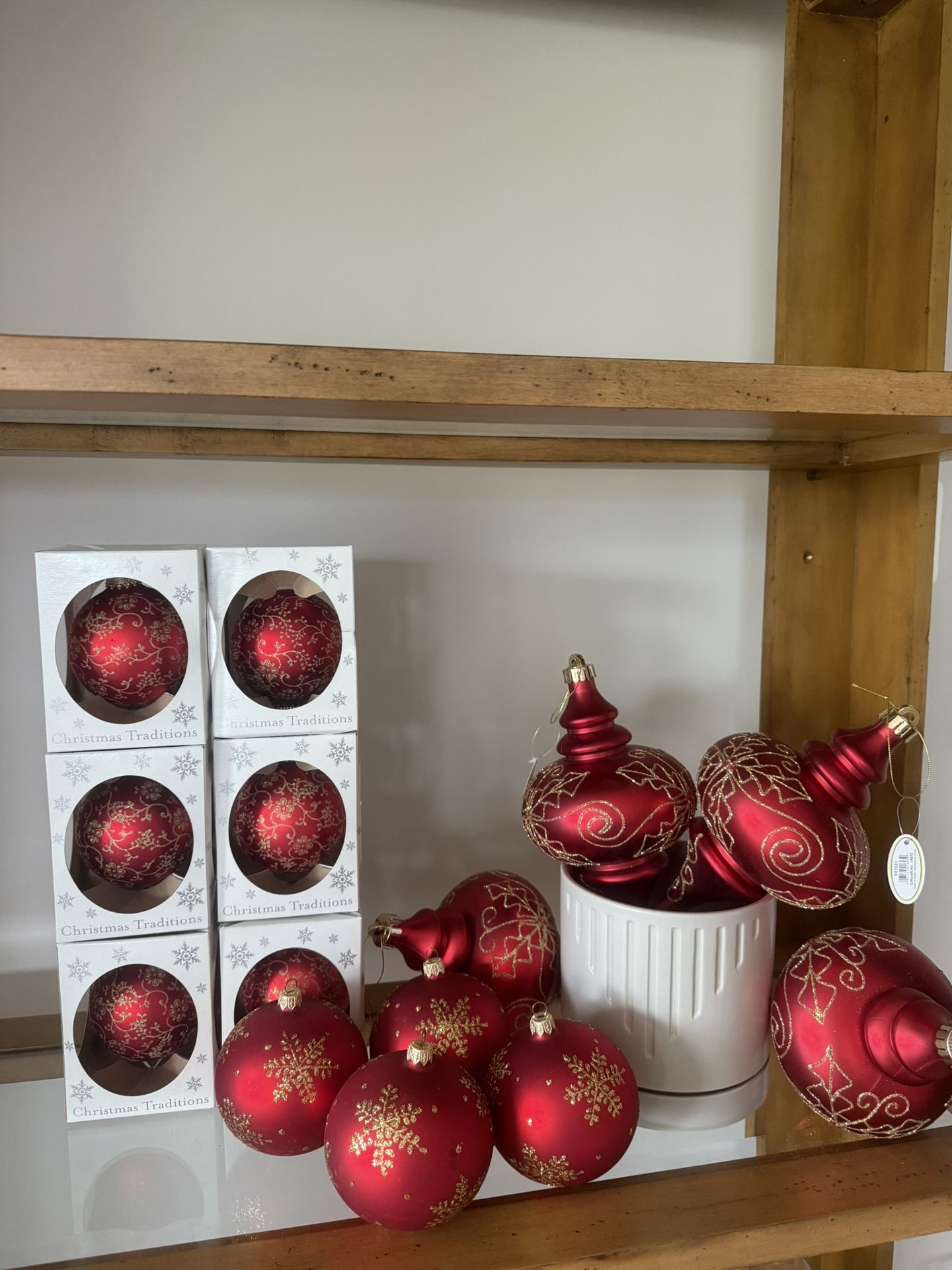 BEAUTIFUL RED AND GOLD CHRISTMAS ORNAMENTS
