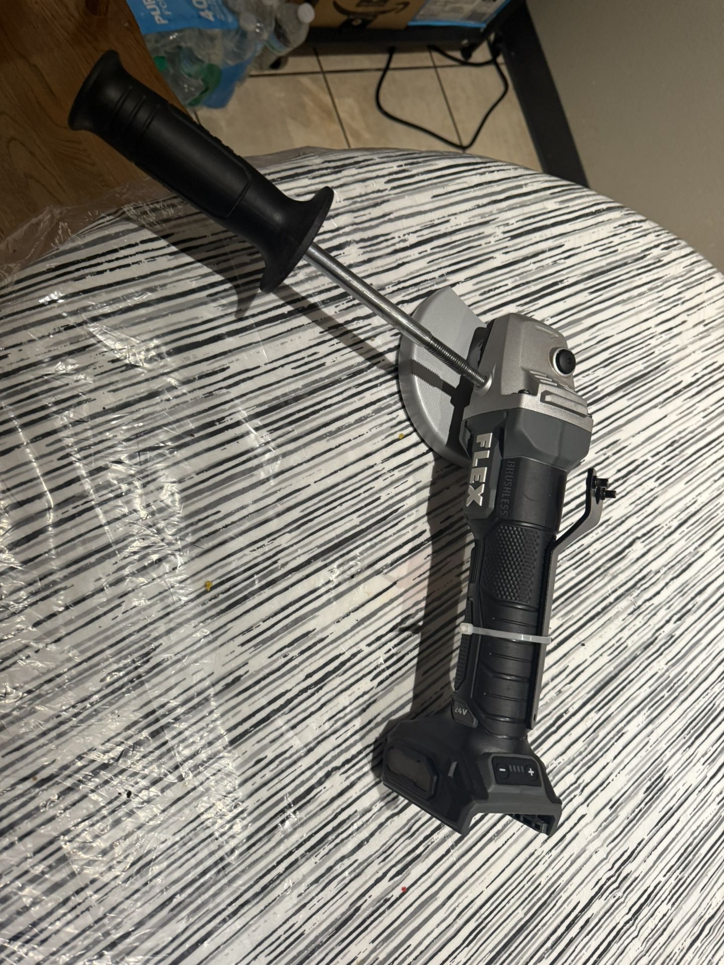 Flex grinder tool only has longer handle and wrench for blades item is tool only used like new $100  n Lakeland 