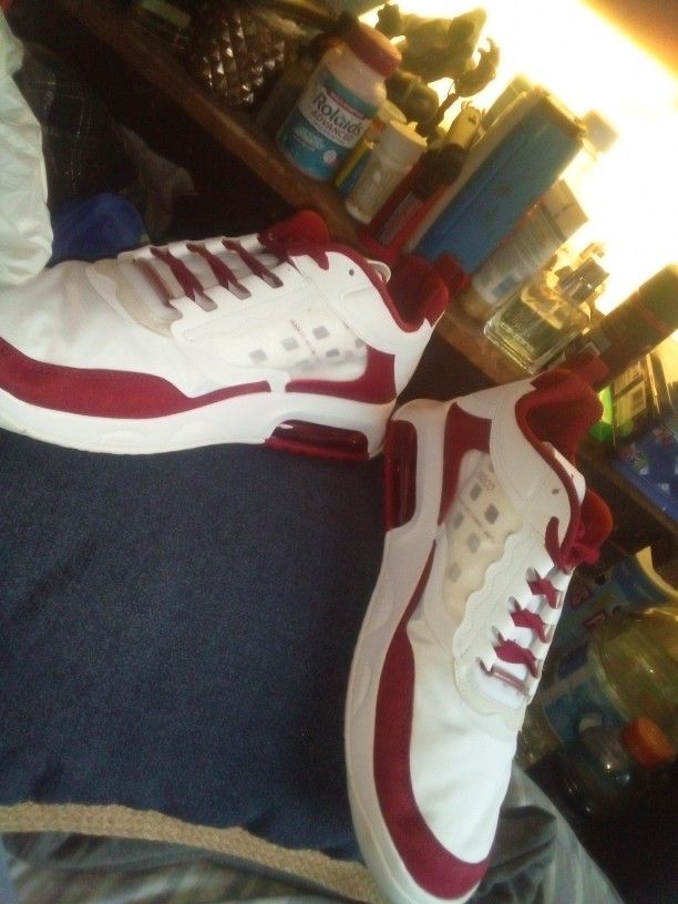 Max 200 Basketball Shoe