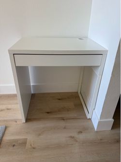 IKEA MICKE Desk – White – Excellent Condition