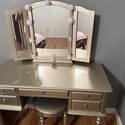 Make up  Vanity Desk with Hollywood Lights, Mirror & Stool