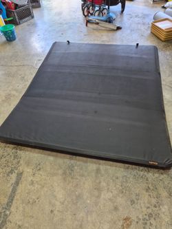 Trifold truck bed cover