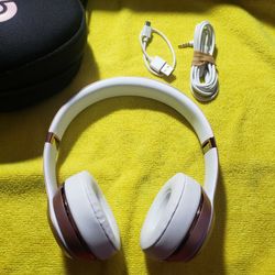 Rose Gold Beats Solo 3 Wireless Headphones 