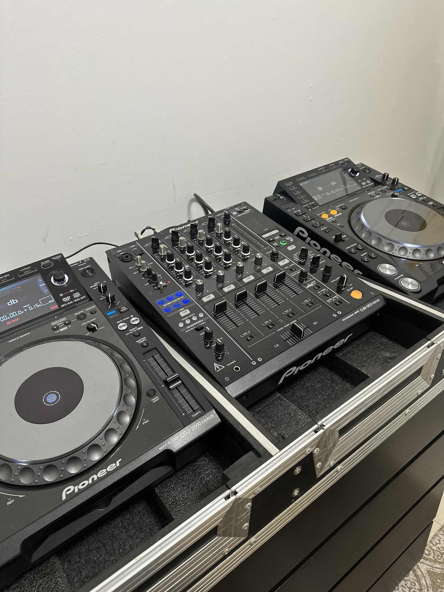 2 CDJ 2,000 Nexus & DJM 900 NXS Mixer With Case