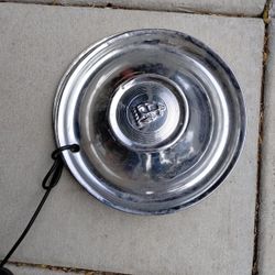 4 Oldsmobile hubcaps