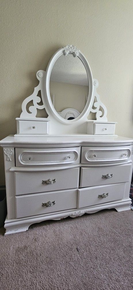 Dresser With Mirror And 1 Night Stand With Queen Bed Fram