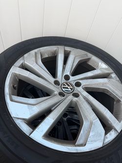 20” VW ATLAS FACTORY WHEELS GOOD YEAR TIRES.