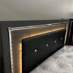 Lodanna Gray Bedroom Set with Led (King/Queen Bed, Dresser, Mirror, Chest, Nightstand) /P