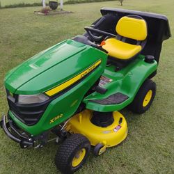 John Deere Riding Lawnmower 