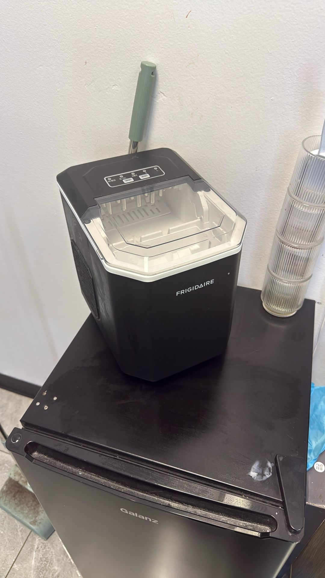 Bullet ice maker