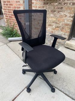 Tall back swivel office chair