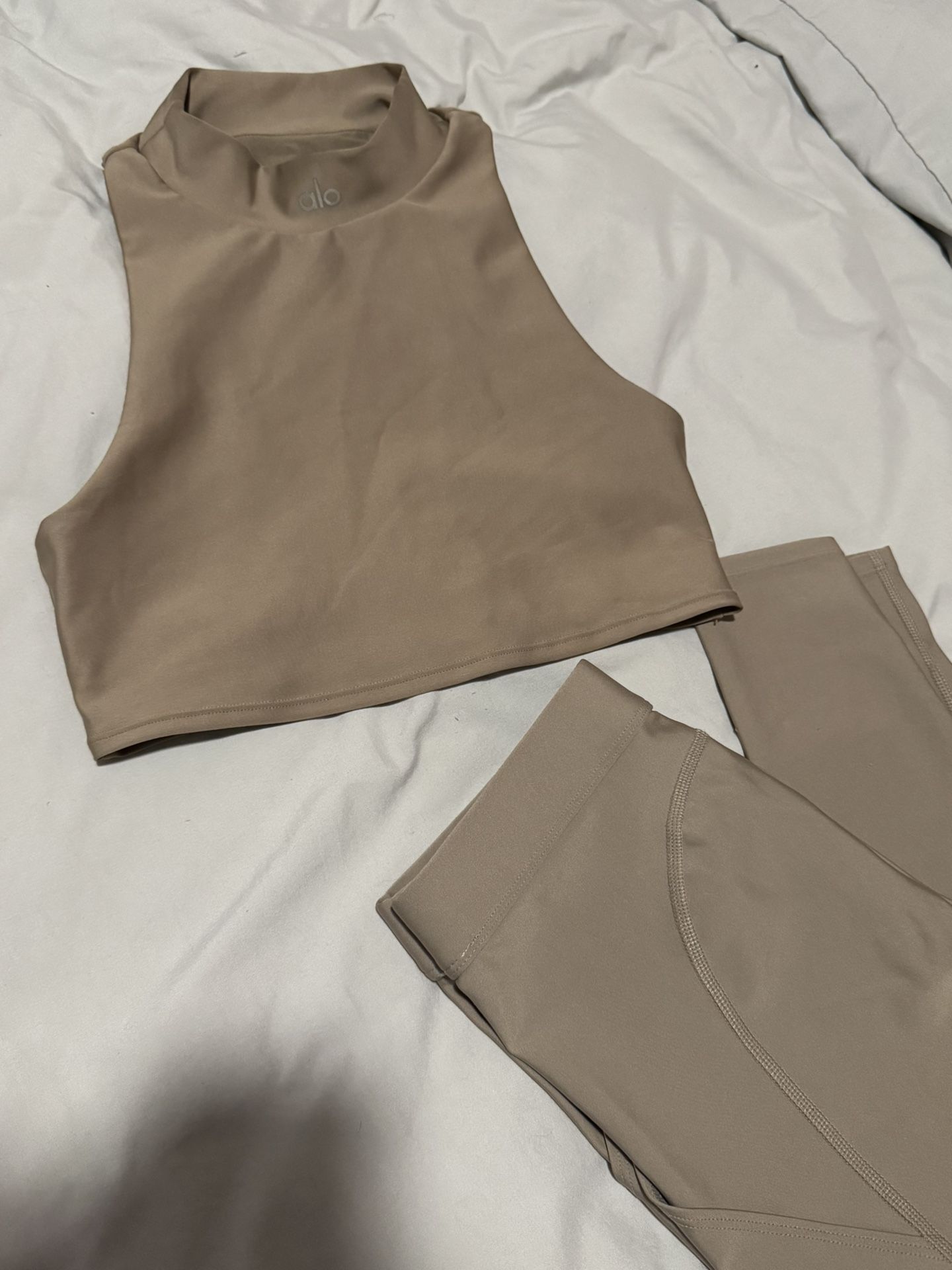 Alo Yoga Matching Set – Size S (Top & Leggings)