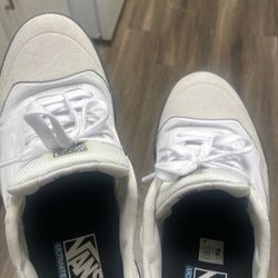 Vans A.V.E Size 9