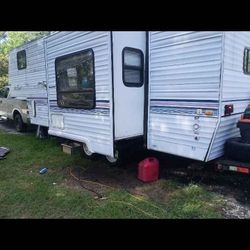5th Wheel Camper Has A Queen Size Master Bedroom Off To Itself And 2 Full size Beds