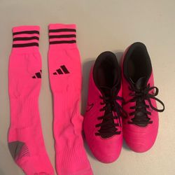 Nike Tiempo Kids Size 6 Cleats And Socks 