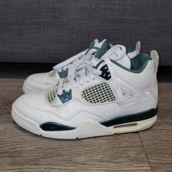 Jordan 4 Retro
- Size 7Y