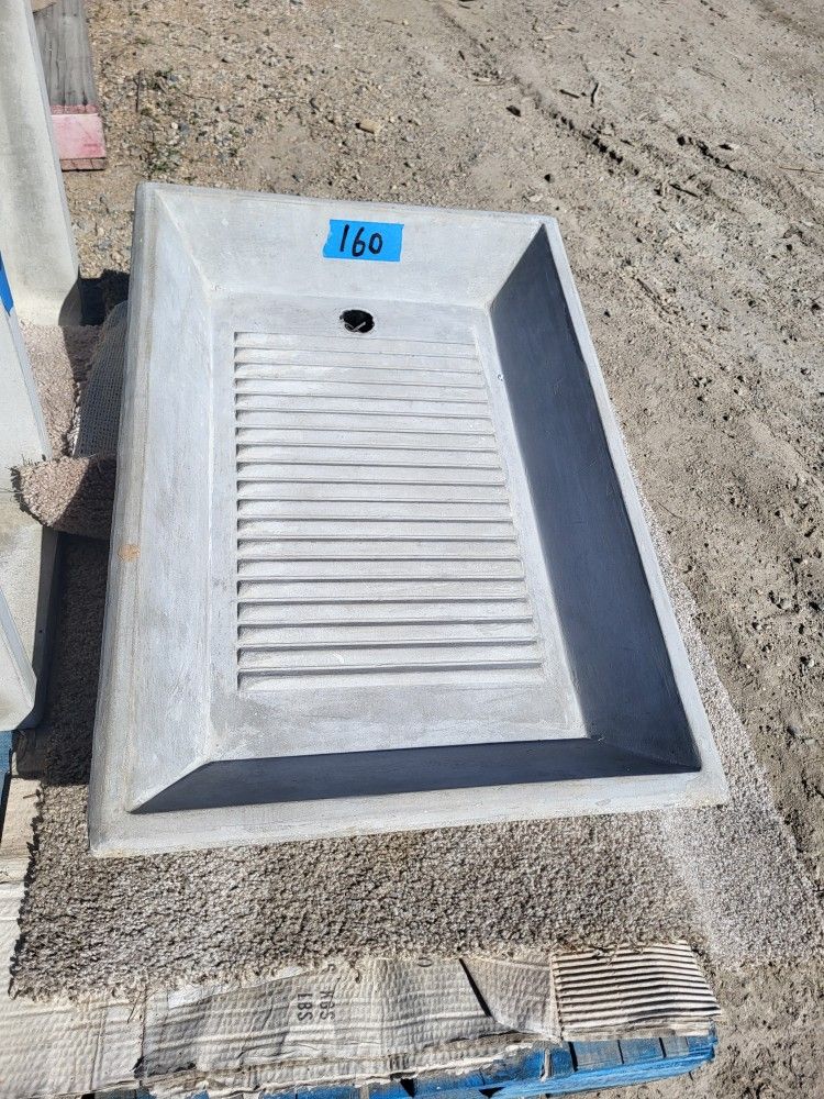 CONCRETE CEMENT UTILITY SINK ( LAVADERO) $160