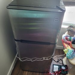 Medium-sized Refrigerator 