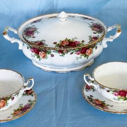Beautiful Royal Albert Old Country Roses Tureen and 4 Two-Handled Soup Bowls 
