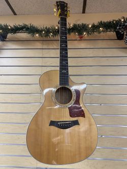 Taylor Grand Concert Acoustic/Electric Guitar
