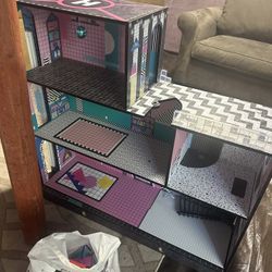 Dollhouse and accessories