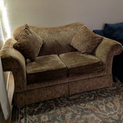 brown patterned loveseat Very Clean Excellent Condition 👍