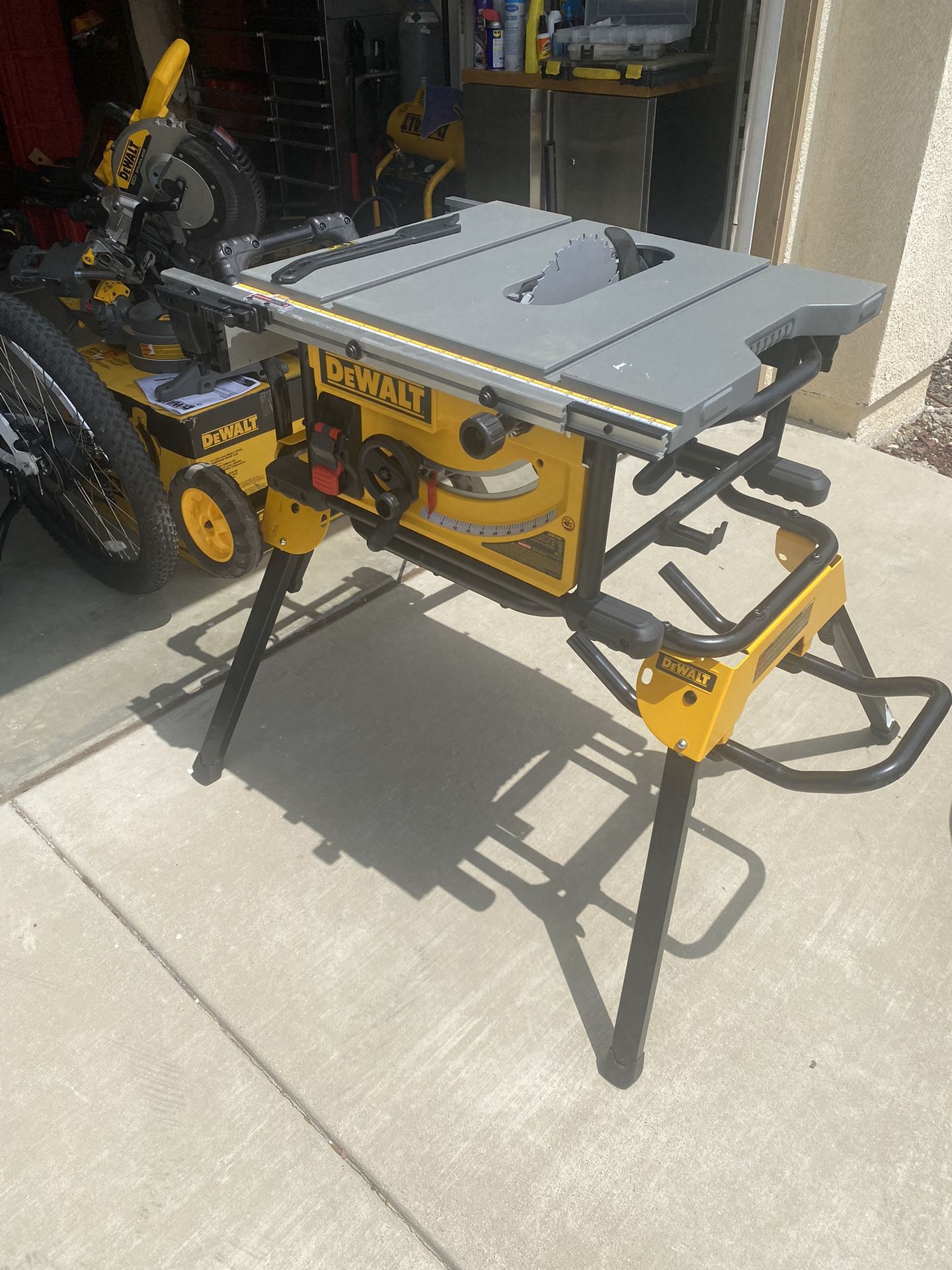 10” Table Saw Dewalt With Stand 