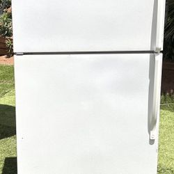 Apartment Whirlpool Refrigerator -(CAN DELIVER!) 