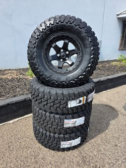 17" FUEL D750 w/ 35x12.50R17 Toyo MT Open Country