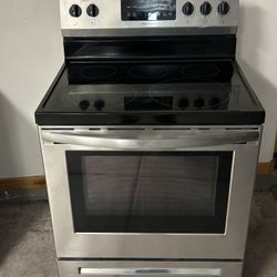 Frigidaire Electric Stove (delivery available)
