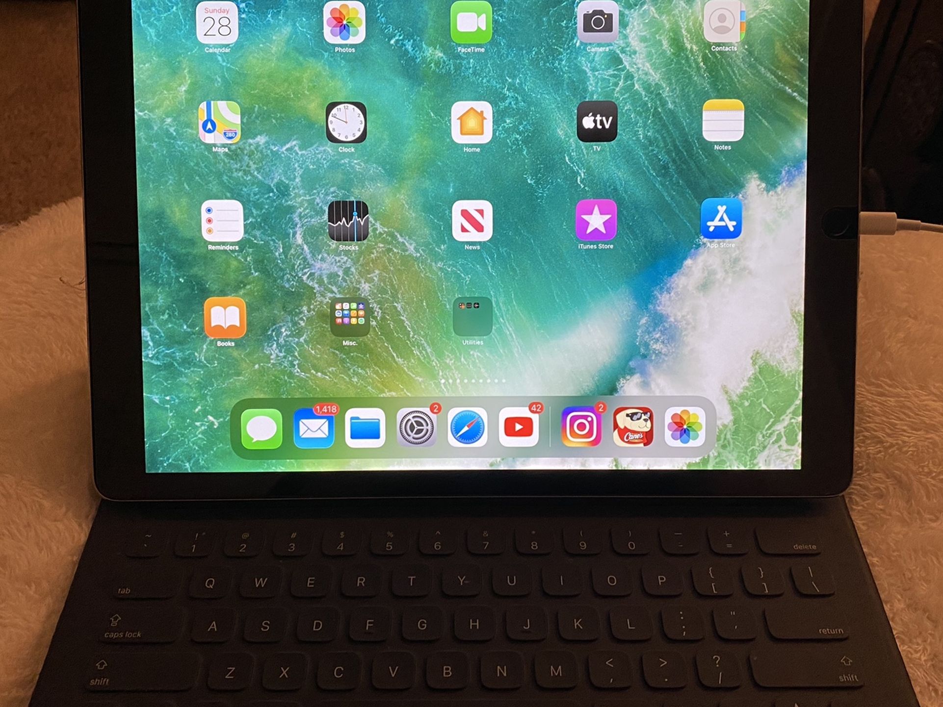 iPad Pro (12.9-inch) (2nd Generation) 256GB W/keyboard case