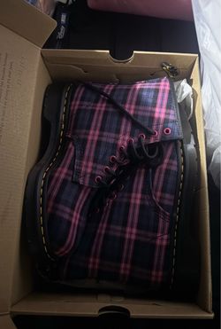 BRAND NEW DOC MARTENS W SIZE 9