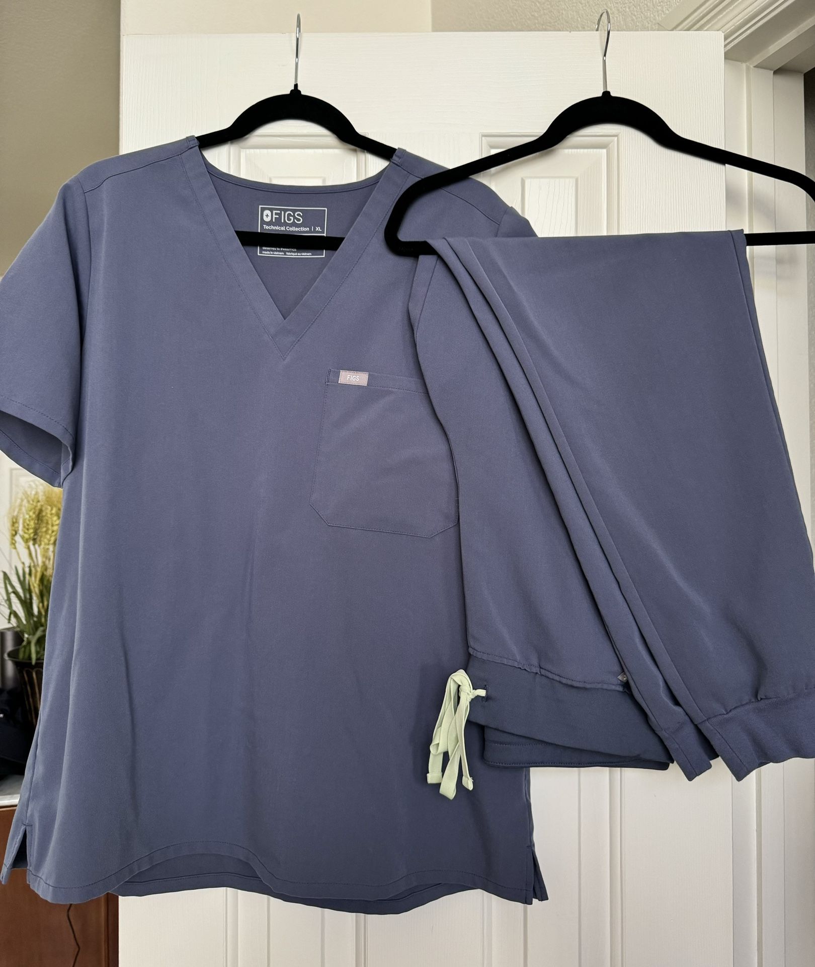 Women’s Figs Space Navy Scrubs Set - Top Xl And Bottoms L