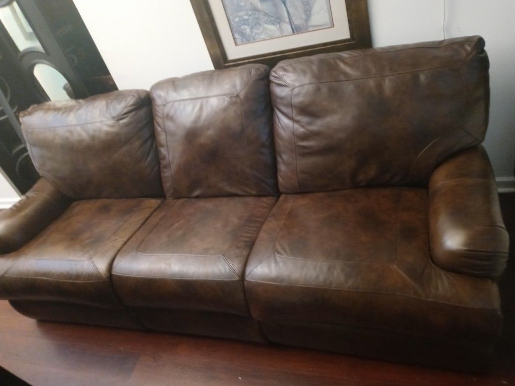 Beautiful Real Leather Reclining Sofa In Good Condition